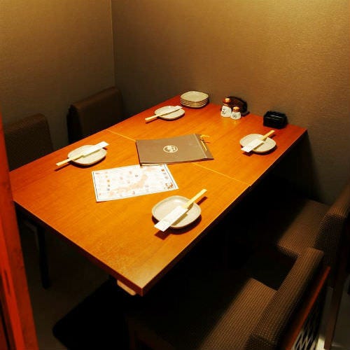 テーブル席・完全個室（壁・扉あり）・4名様まで