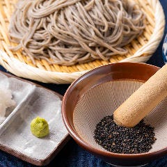 挽きたての黒ごまが、そばの風味をより引き立てる逸品をご堪能。