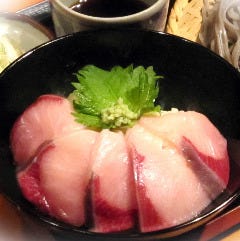 遅めランチも大歓迎◎当店限定の海鮮丼は見逃せない逸品！