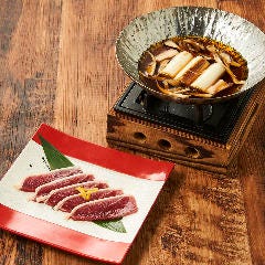 鰹のタタキや鴨の南蛮鍋はもちろん、鴨のすき焼きもおすすめ◎