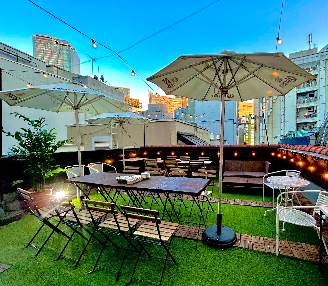 テーブルやパラソルが並んだ東京基地 離 スペイン坂店のテラス席