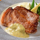 茨城県産いも豚肩ロースのオーブン焼き　ミントマスタードソースと白トリュフ塩