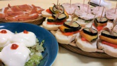 トルティージャ、スペイン塩豚ピンチョス、タパスも人気です♪