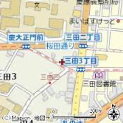 慶応大学正門前に向かう地蔵通り沿いにあります。