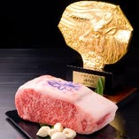 世界に誇る神戸牛。当店でもコース、アラカルトメニューで取り扱っております。