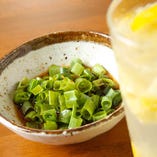 [旨さにハマる味！]
京都の九条ねぎと自家製のタレがヤミツキ！