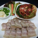 ボッサムキムチと柔らかい豚肉と野菜