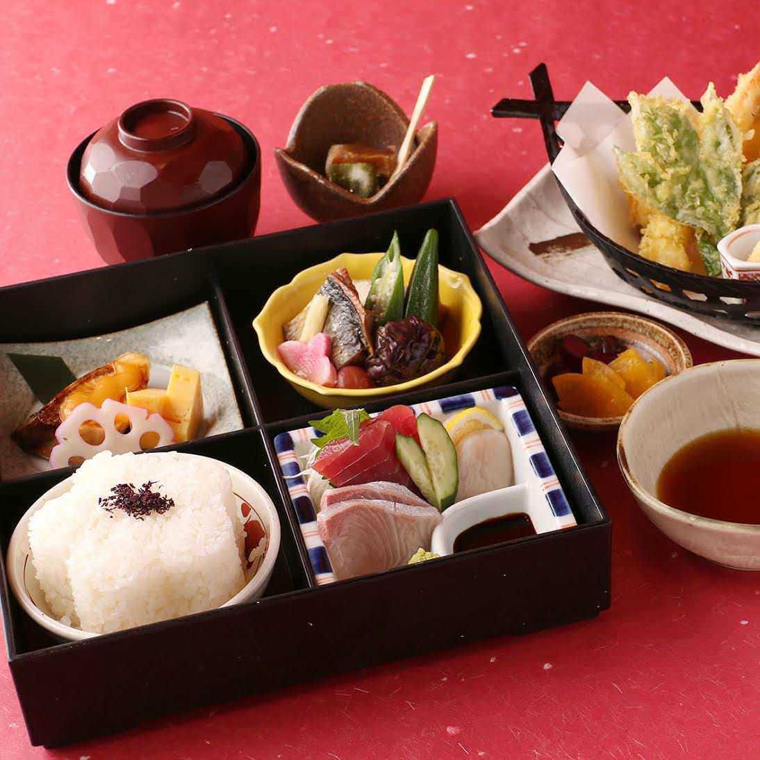 小鉢がお重に敷き詰められた季節の松花堂弁当御膳