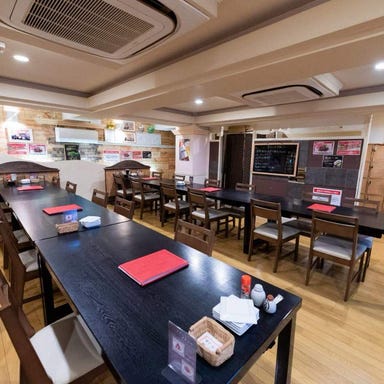 美食 宝仙_2階テーブル席:4名様まで座れるお席もございます