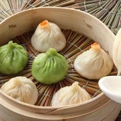 小籠包の三色盛り（豚肉・帆立・上海蟹味噌各2個づつ）