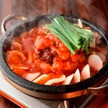 【韓国風もつ鍋】
ピリ辛いで濃厚な味わいをお試しください