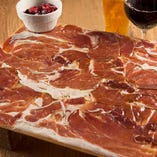 驚きの生ハムプレートはインパクト大な人気の一品！