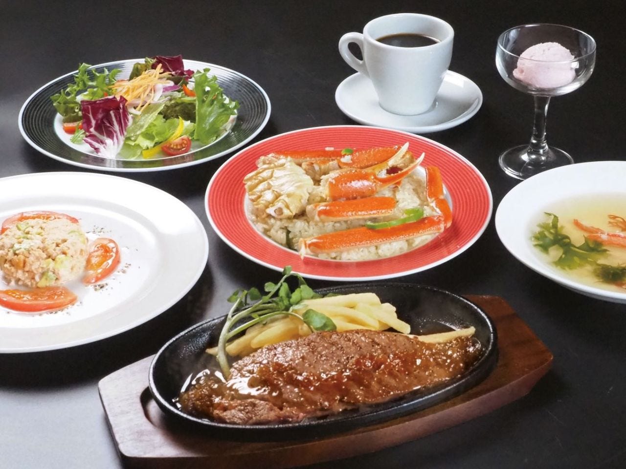 有明で旨いランチを食べられる『シーフードレストラン メヒコ 東京ベイ有明店』の「カニピラフデリシャスランチ」の写真