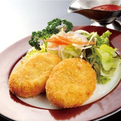 シーフードレストラン メヒコ 有明店_ピラフに並ぶ、伝統のカニクリームコロッケ