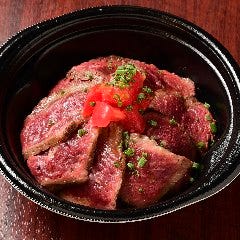 人気No1のステーキ丼。肉の量がお選び頂けます。