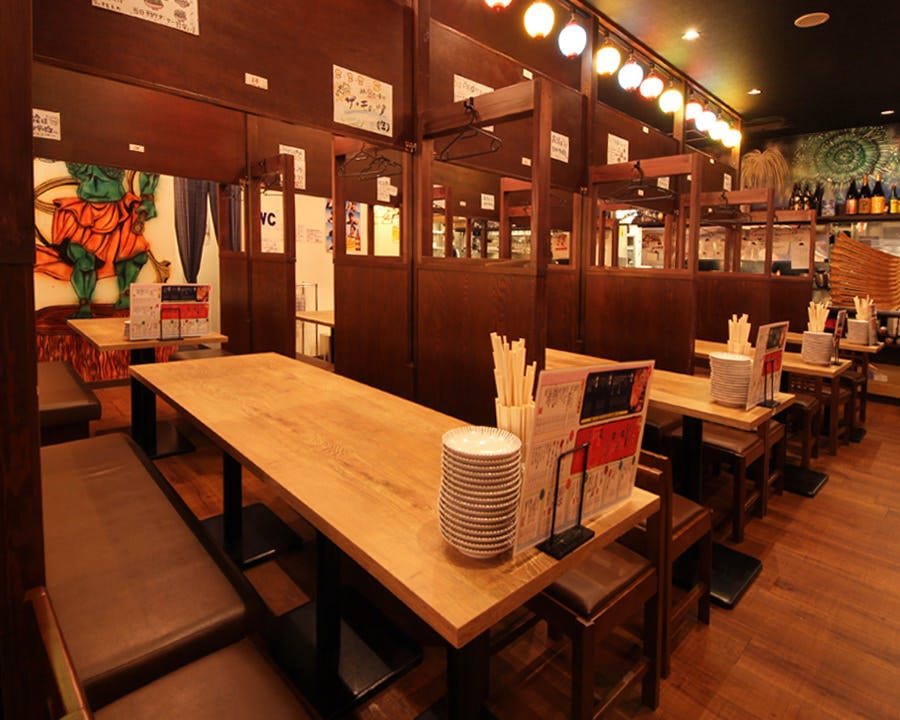 テーブルに取り皿や箸がおかれている大衆酒場 ちばチャン 秋葉原中央通り店の店内