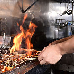 備長炭で香ばしく焼き上げる奥三河鶏の炭火焼串は必食です!