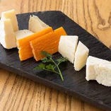 チーズのお料理もいろいろあります。『小田原バルのチーズ5種盛り合わせ』