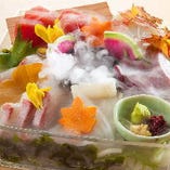 名物！『刺身盛り合わせ箱盛り』は、地元小田原産の鮮魚を使用しております！