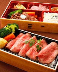 やわらかいﾌｨﾚ肉・ﾛｰｽﾄﾋﾞｰﾌを 贅沢に使用しております。