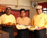 料理長とオーナー、スタッフ 本場インド料理の味をご賞味ください！