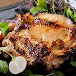 奥三河鶏の塩麹漬け焼き ※系列店「うおごころ」の料理一例です。