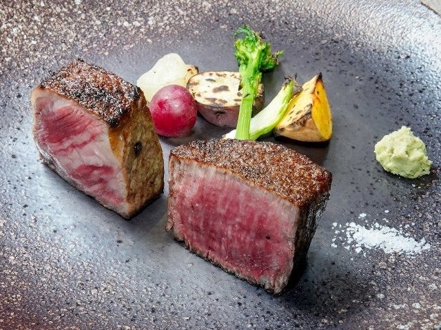 炉釜焼きの肉に感激！熟練の技で焼き上げる極上神戸牛ステーキは唯一無二の旨さ『GINZA KOKO炉』