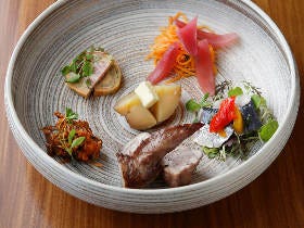 フランス料理をおばんざいで！ デュカス出身シェフがもてなすフレンチ小料理屋『ラレーヴ』【麻布十番】