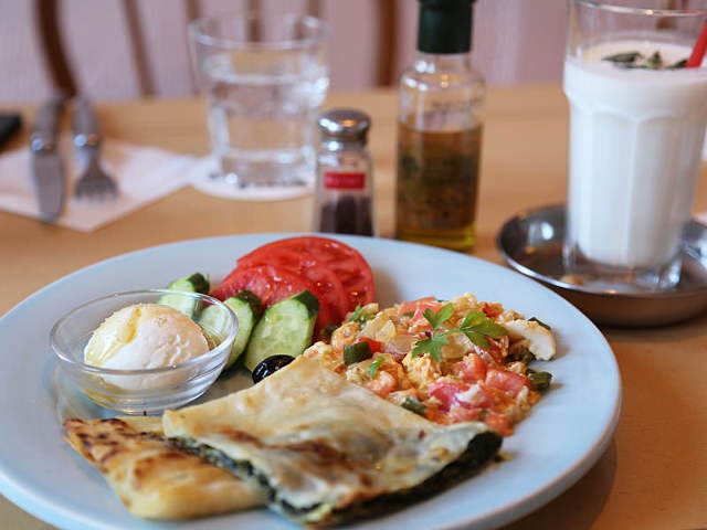 世界の朝ごはん専門店が大人気！チーズの魅力がたっぷりの「トルコの朝食」