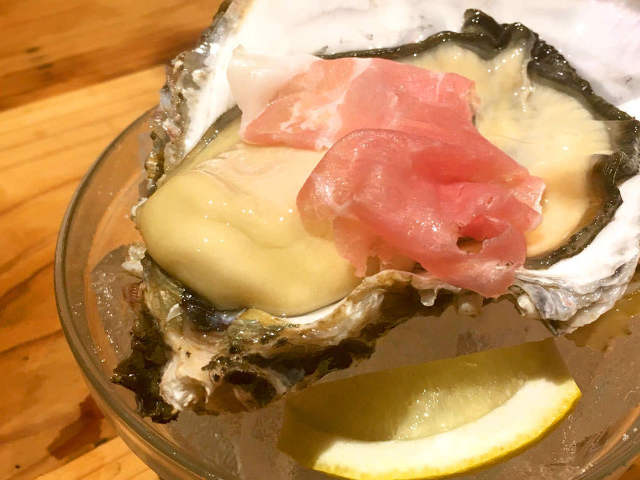 とろける生ハムと牡蠣の相性がたまらない！　神楽坂に日本酒バー『SAKE BAR オトナリ』オープン