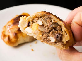 ジューシーな肉がぎっしり！　餃子マニアが思わず唸った、アルゼンチンの肉肉しい餃子がうますぎてリピ確定