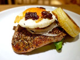 はみ出るステーキが超豪快！塊肉をフレンチトーストで挟んだ新感覚バーガーが大人気の『Sapling』