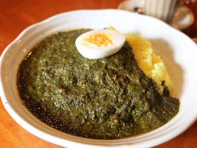 南新宿で18年愛される絶品「カレー」！ 昼はカレー・夜はバー、ふたつの顔を持つ『ムーンボウ』