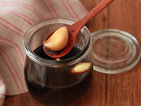 にんにくを醤油に漬けるだけで万能調味料が2つ完成！ 「にんにく醤油」と「醬油漬けにんにく」活用レシピ