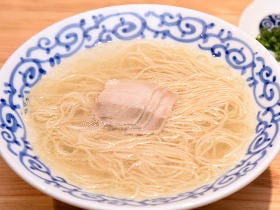 博多・中洲『豚そば 月や』による新たな豚骨ラーメン。澄み渡る一杯に、新たな可能性を感じる