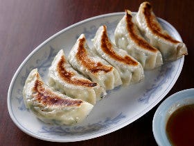 シェフにも愛される“菜汁”たっぷりな「焼き餃子」！ 中目黒で35年以上続く中華料理屋『高伸』