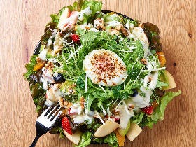 メルセデスベンツとのコラボ店が提案！野菜＆フルーツたっぷりなNYスタイルサラダの作り方