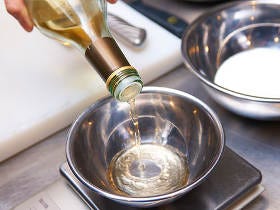 白ワインビネガーにするだけで、風味が増してよりお店の味に近づく。