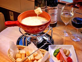 チーズ好き必見！ 5種のチーズフォンデュや3ヵ国のラクレットが食べ比べできる湯島『ワンズラクレット』