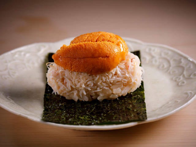 江戸前寿司の『鮨 在』は新たな”鮨伝説”を作る予感！神技の味「カニとウニの海苔巻き」は必食【広尾】
