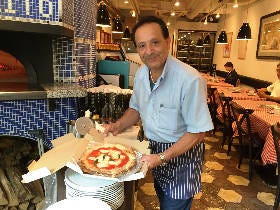 【東銀座】窯で一気に焼き上げ！ナポリピッツァを気軽に持ち帰り