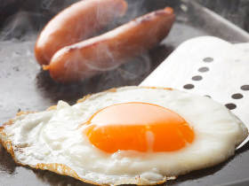 いつもの目玉焼きがプロの味に！　シェフたちが伝授する目玉焼きの作り方・食べ方