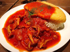 昼は半熟オムライスに、夜はエビのアヒージョからのスペシャルメニュー！ 普段使いしたいビストロ×バル