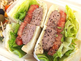 肉々しいつくねを『ペリカン』のパンでぎゅっとサンド！ 色鮮やかな「萌え断」が美しいサンドイッチ専門店