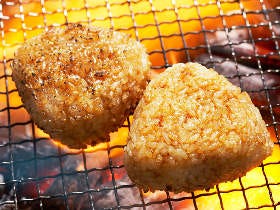 ひと手間で「焼きおにぎり」はこんなにウマくなる！ 家飲みの〆に食べたい焼きおにぎりのアレンジ5選