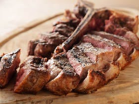 豪快なTボーンステーキがドンッと１kg！うまみたっぷり極上ステーキが味わえる「肉の聖地」が神戸に誕生