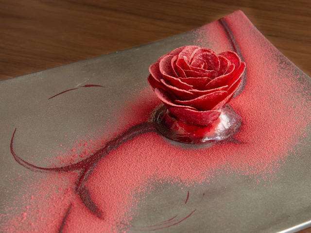 六本木フレンチ『ル スプートニク』の繊細な料理に心躍る！バラに見立てた「意外な食材」は感動のおいしさ