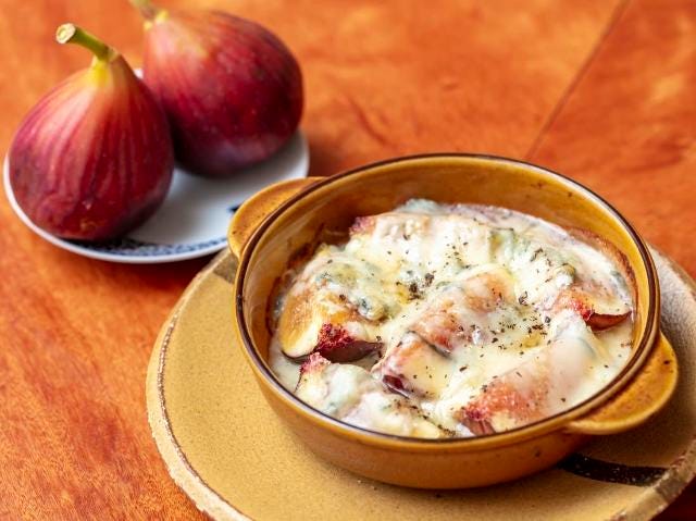 イチジクの甘み＆とろけるチーズが最高！焼くだけの簡単おつまみ「イチジクとブルーチーズのオーブン焼き」