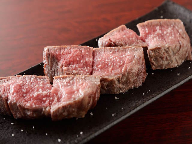 大阪人が待ちに待った！ 予約がとれない肉料理の超人気店『肉山』がついに大阪・福島にオープン