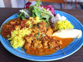 フレンチ料理人がカレーを極めた！ 見事にハイレベルな「スパイスカレー＆カレーパン」の新店